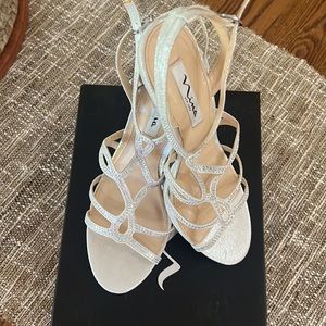 BNIB Nina Ruthie Silver Reflect-dress 4 inch heels.